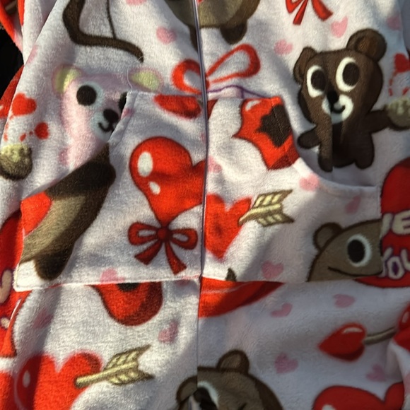 NWT VALENTINES DAY FOOTED ONSESIE - Picture 5 of 8